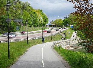 Gång- och cykelväg vid Brunnsviken, vy österut, 2020.