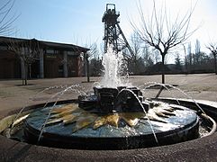 Mairie, fontaine et chevalement de puits de mine de Blaye-les-Mines en 2008.