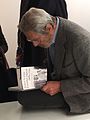 Tobia Scarpa mentre firma degli autografi a Milano