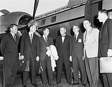 See (gauche) et d'autres astronautes et officiels de la NASA rencontrant Wernher von Braun en septembre 1962.