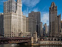 Ο Tribune Tower (δεξιά) πάνω από τον ποταμό Σικάγο