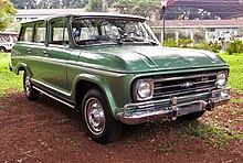Front view, from the right, of a green 1972+ Chevrolet Veraneio