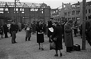 Kurzzeitig wurde der frühere Ringbahnhof nach Kriegsende 1945/1946 noch einmal genutzt. Im Hintergrund das zerstörte Empfangsgebäude.