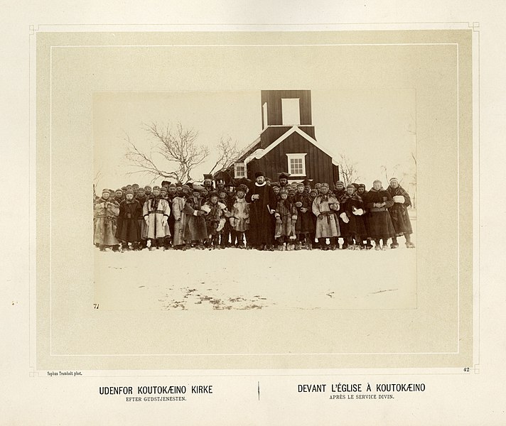 File:Gruppe med samer i pesk utenfor Kautokeino kirke - Norsk folkemuseum - NF.15006-043.jpg