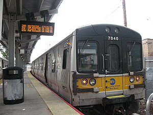 Ein LIRR M7 an der Far Rockaway Station