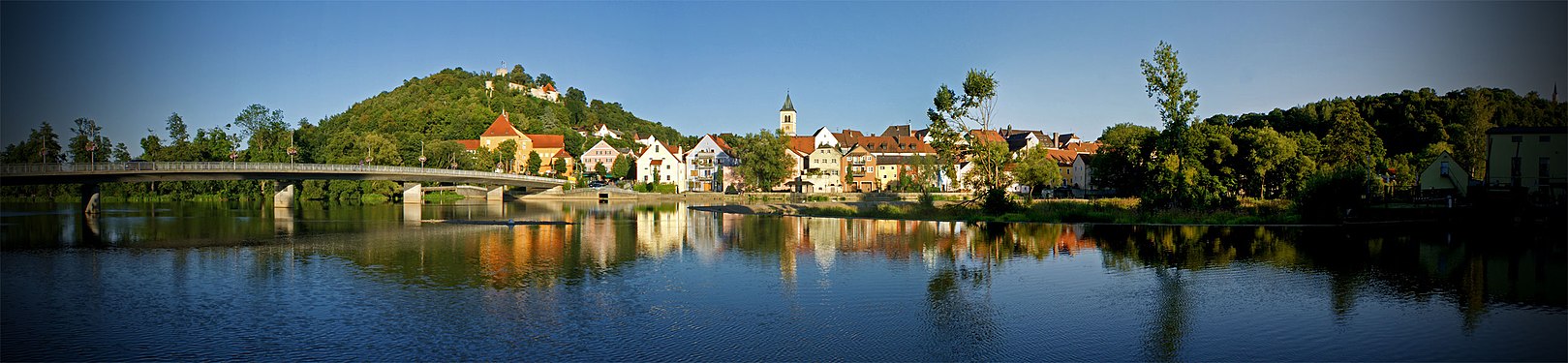 Blick von der Vorstadt über die Naab Am Ende der Pithiviers-Brücke die Alte Kanzlei, darüber die Burg, in der Bildmitte die Pfarrkirche St. Vitus mit der Altstadt