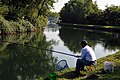 Pescatore sulle rive del canale