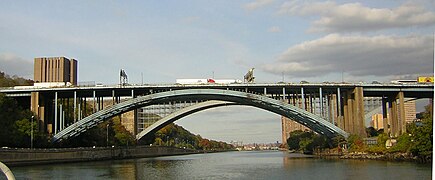 Cầu Alexander Hamilton, một cây cầu vòm có kết cấu mở