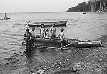 COLLECTIE TROPENMUSEUM Vissersfamilie op het strand in de weer met net Poelau Sangihe TMnr 10029483.jpg