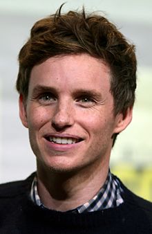 Eddie Redmayne'in 2016 San Diego Comic-Con International'da çekilmiş bir vesikalık fotoğrafı