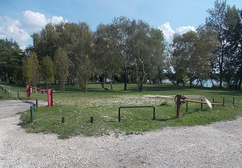 File:Park Omszk, N, Schranken, 2022 Budakalász.jpg