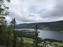 Otnes og Lomnessjøen sett fra Barstadkletten 2.jpg