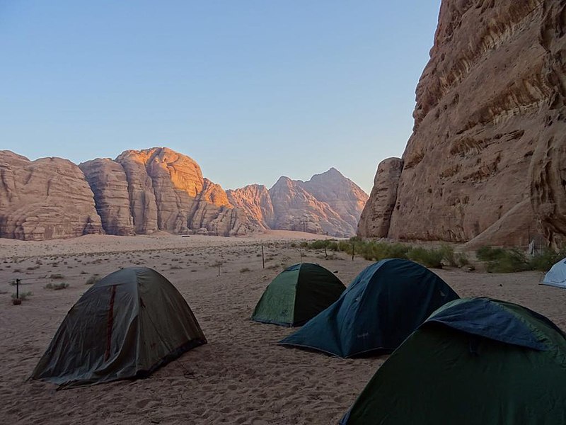 File:Bivouac en Jordanie.jpg