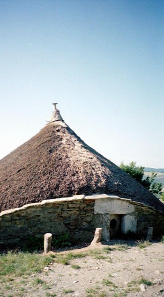 File:Chaumière O Cebreiro 072004.JPG