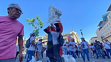 A man unveils the sculpture, a big "5J".