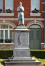 Poilu au repos (monument aux morts)