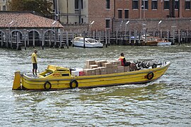 Livreur de colis DHL à Venise.jpg