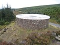 Art public par l'artiste James Turrell, réalisé dans une forêt en Angleterre