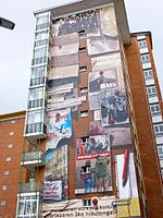 Wandgemälde an einem Wohnhaus an der Plaza Tres de Marzo