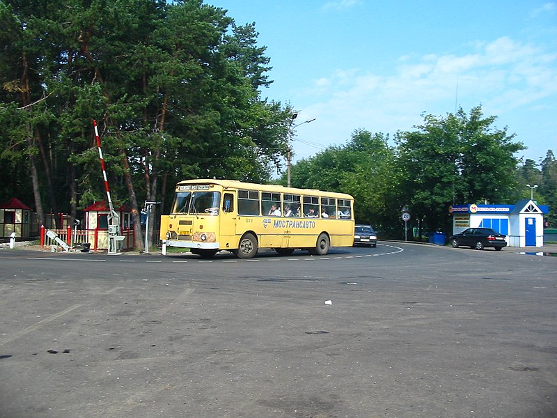 File:Zujovskiy bus 122 LiAZ-677.jpg