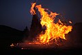 焚き火の火はそれ自体が信仰の対象ともなった。画像はドイツ中央部のゲッティンゲンで行われるイースターファイアー（英語版）。
