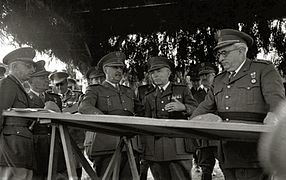 Francisco Franco junto a autoridades militares en unas maniobras (14 de 19) - Fondo Car-Kutxa Fototeka.jpg