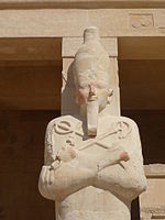 Hatshepsut là con gái của Thutmose II, bà cai trị vương quốc cùng chồng của mình là Thutmosis III. Bà đã lên ngôi sớm và tuyên bố mình là nữ pharaon đầu tiên mặc dù có thể đã từng có những người cai trị là nữ khác trước thời của bà. Bà là người nữ duy nhất sử dụng các biểu tượng có hình râu.