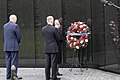 Сінді Маккейн, секретар Джеймс Меттіс і керівник апарату Джон Ф. Келлі покладають вінок до Меморіалу ветеранів В'єтнаму.