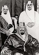 Le roi Abdelaziz avec ses fils Fayçal et Saoud, futurs rois.