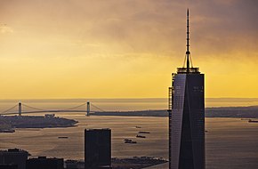 One World Trade Center được nhìn thấy vào lúc hoàng hôn; cầu Verrazzano-Narrows nằm phía sau