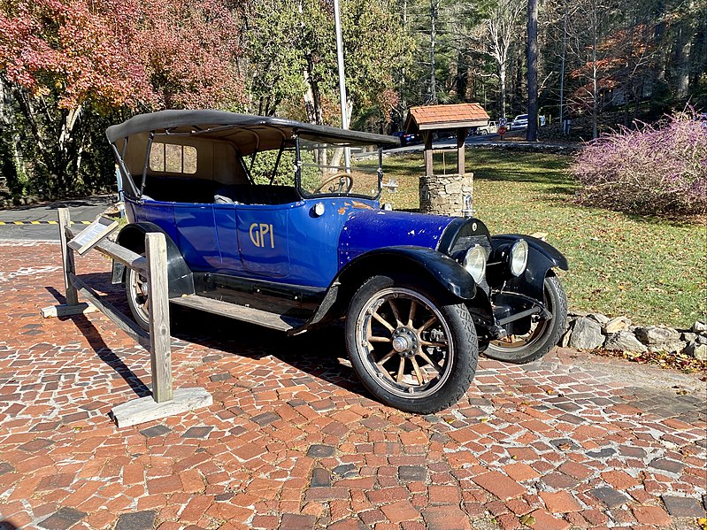 File:1917 Cadillac 7-Passenger Touring Car, Grove Park Inn, Grove Park-Sunset, Asheville, NC.jpg