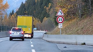 25 km/h pour les véhicules de plus de 3,5 t et caravanes, RN 205, Chamonix-Mont-Blanc, Haute-Savoie.