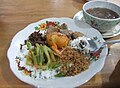 Nasi campur avec une soupe de buffle, servie à Tana Toraja, au sud des Célèbes.