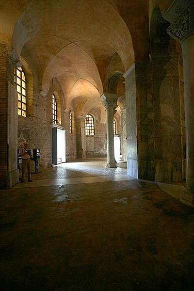 File:Ambulatory - San Vitale - Ravenna 2016 (3).jpg