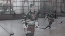 Photographie noir et blanc de Bob Gainey sur la patinoire.