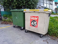 Contedor do lixo Licor 43 en Pocomaco.jpg