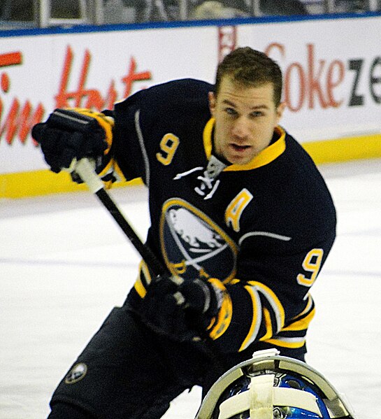 File:Derek Roy Sabres 2012-02-19.JPG