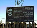 Warnschild vor Hochspannung am Reservesendeturm des Senders Beromünster