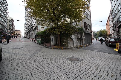 Çeşmenin konumlandığı Horhor Caddesi (soldaki) ile Kırma Tulumba Sokağı'nın kesiştiği nokta (Aralık 2018)