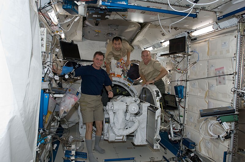 File:ISS-22 crew members in the Kibo lab.jpg