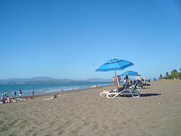 La playa de Puntarenas tiene aproximadamente 3 km de longitud. Es una playa de arena oscura, formada a partir de los sedimentos arrastrados por el río Barranca, y dedicada a las actividades de sol, mar, pesca y recreación. En la sección de La Punta, se encuentran el faro y los malecones, que sirven a su vez de miradores hacia el golfo de Nicoya. Existe vegetación a lo largo del litoral, principalmente palmeras, cocoteros y árboles de almendro tropical.