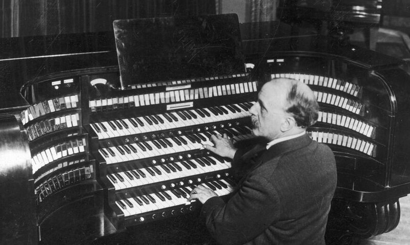 File:Vierne at Wanamaker auditorium console.jpg