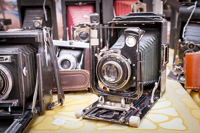 File:Vintage cameras for sale at Brooklyn Flea.jpg