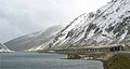 Lago do Passo do Oberalp e túnel de proteção para ferrovia e rodovia