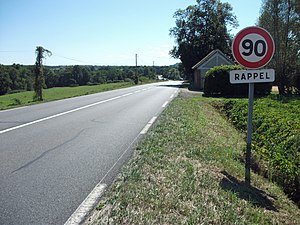 Ancienne limitation (2015) à 90 km/h sur une route bidirectionnel·le, en bordure de zone bâtie, Bost, Allier ; n'est plus en vigueur depuis 2018.
