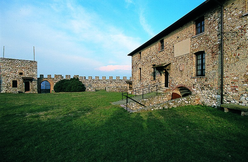 File:Rocca Rocchetta Casa del Capitano.jpg