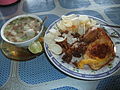 Nasi campur servi à Jeneponto, au sud des Célèbes.