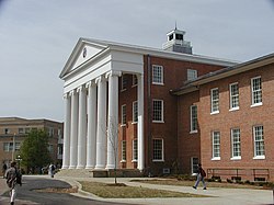 Đại học Mississippi, thường gọi là "Ole Miss".