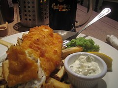 Fish and Chips, hier mit Kabeljau­filet in Bierteig