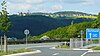 Blick vom Rastplatz Volkersbach an der A 45 bei Katzenfurt westwärts über das Dilltal hinweg und vorbei an der Burgruine Greifenstein zum Hinstein (halbrechts)